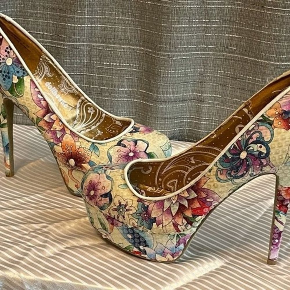 ⭐️⭐️Beautiful Pre-Owned  Printed with Sequins  Dollhouse Stilettos Size 8 1/2.